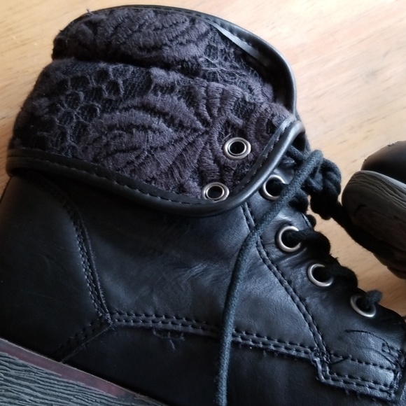 Girls size 1 Black Boot, with shoe string tie - Picture 2 of 7